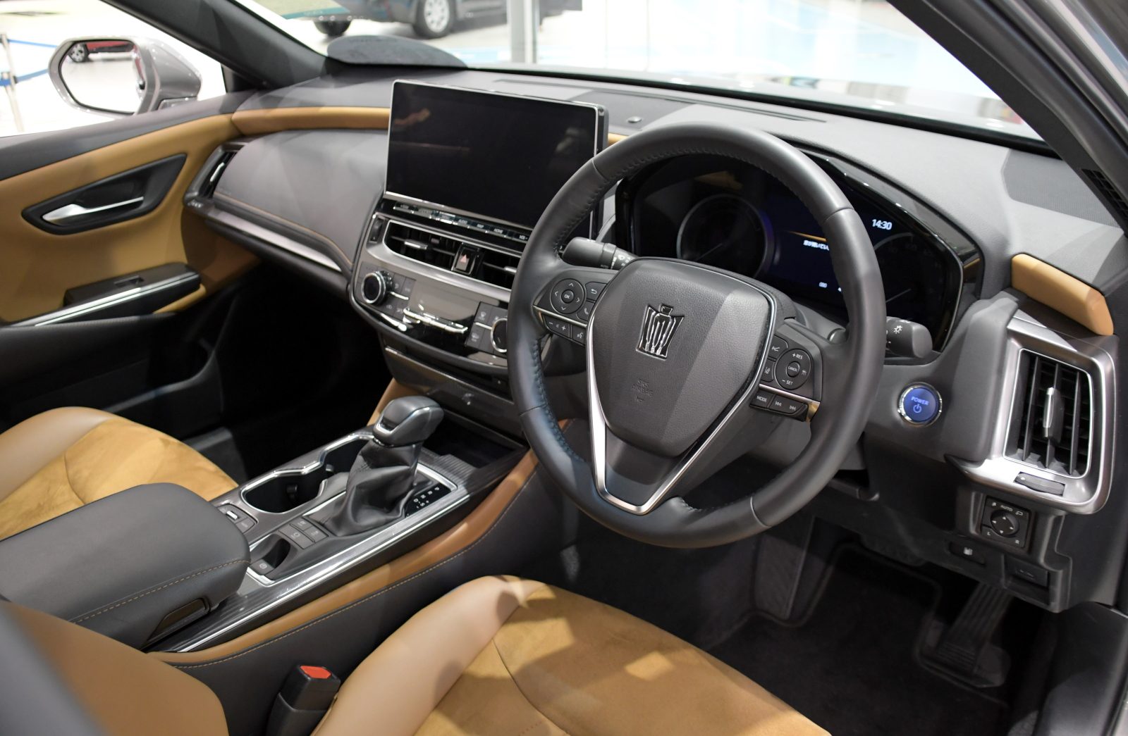 ภายใน Toyota Crown มือสอง ซีดานหรู