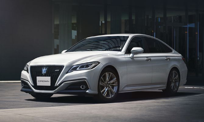 รับซื้อรถ Toyota Crown มือสอง ซีดานหรู ราคาสูง ได้เงินสดทันที